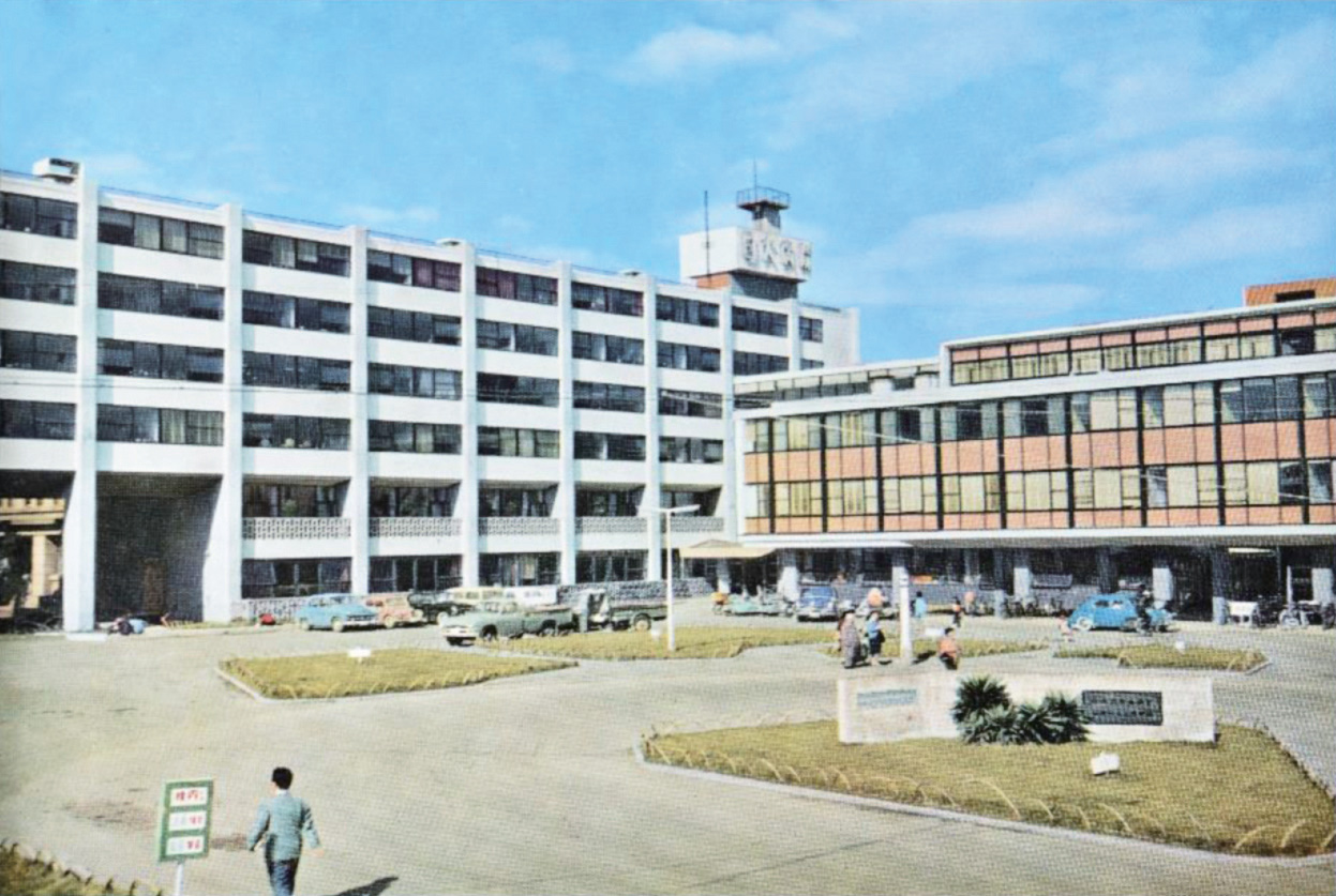 大学院棟と板橋病院外来棟（33回生卒業アルバムから）