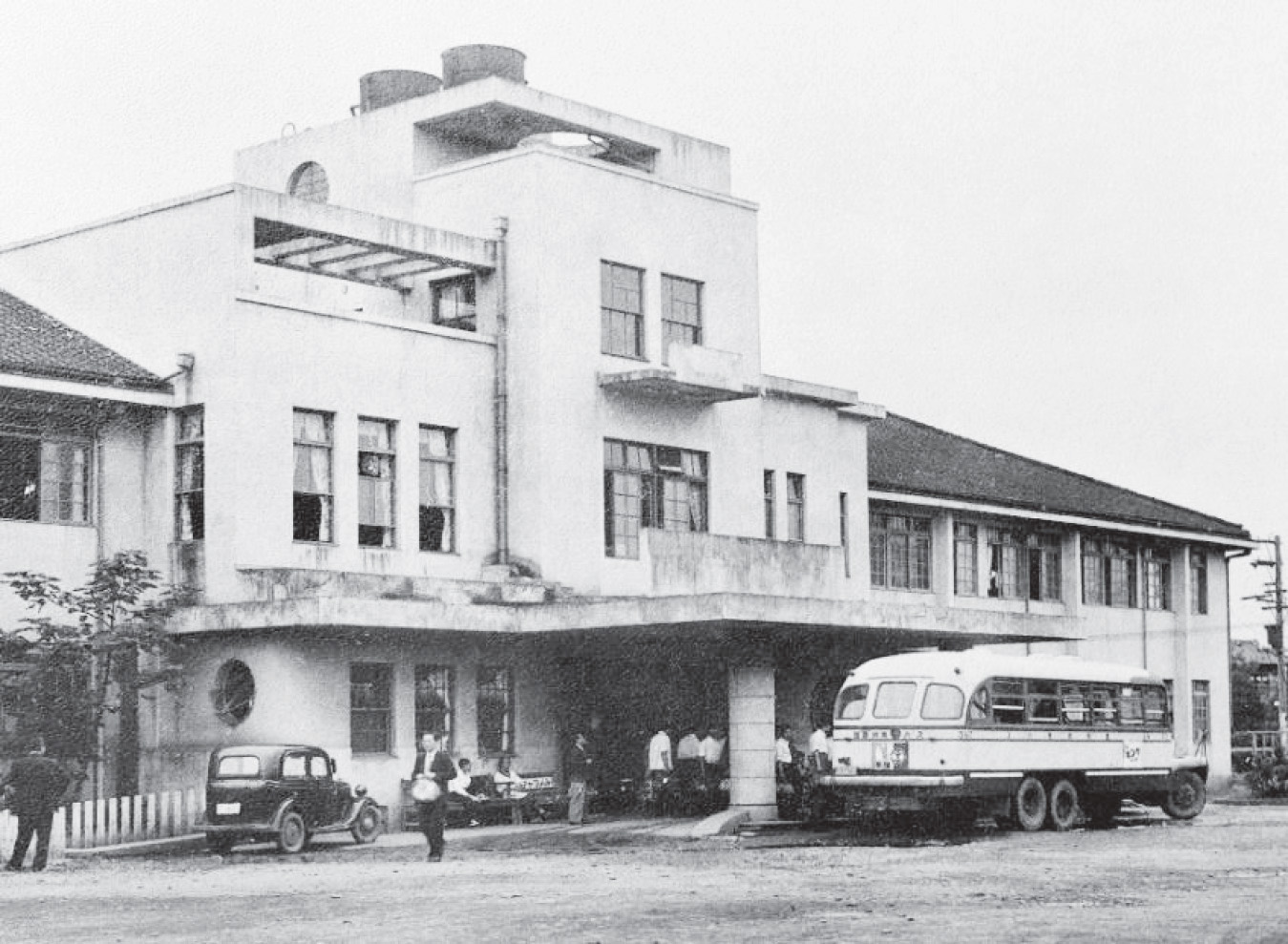 写真2：戦後復興した板橋病院外来棟<br>（28回生卒業アルバムから）