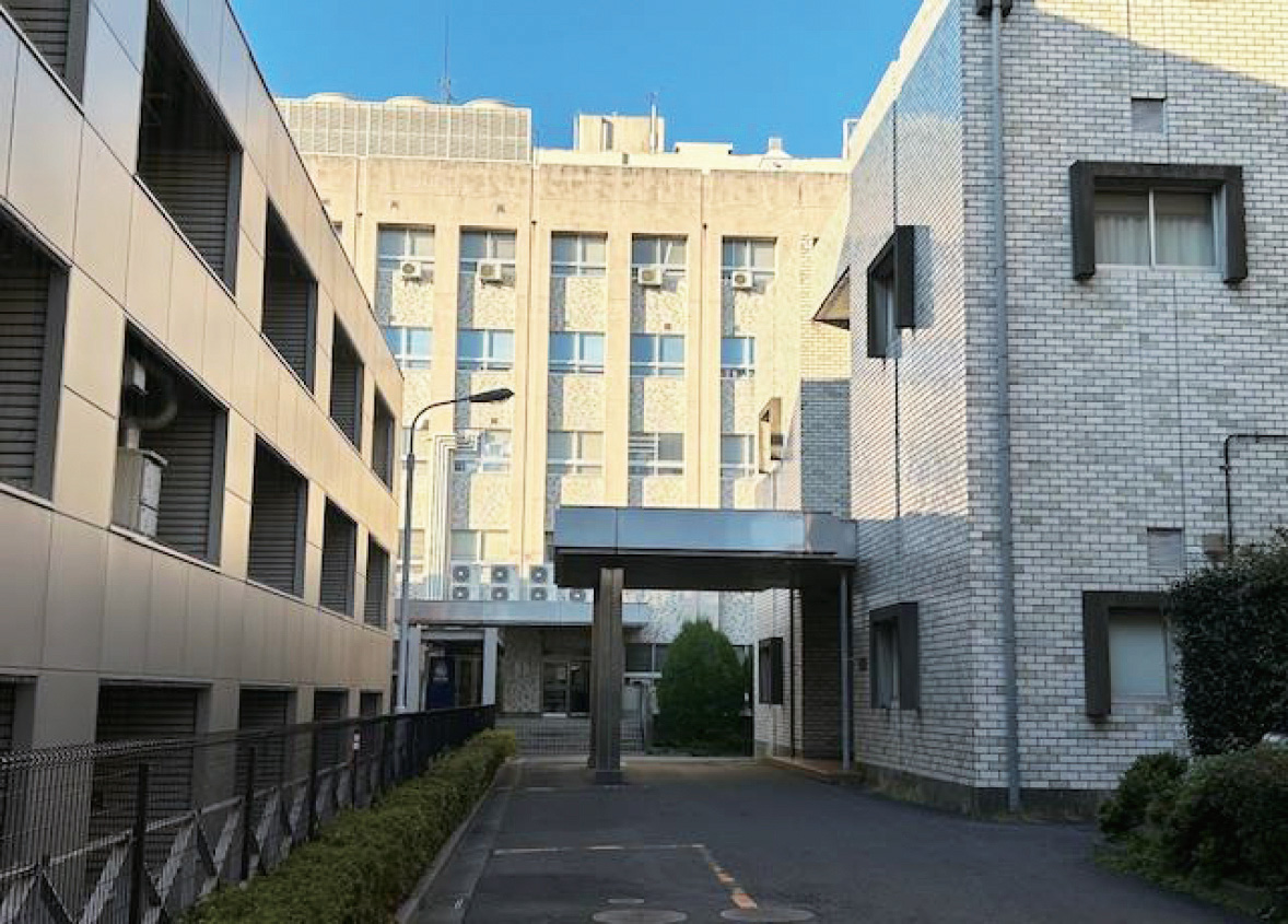 写真3：基礎教育研究棟と臨床講堂（右），リサーチセンター（左）